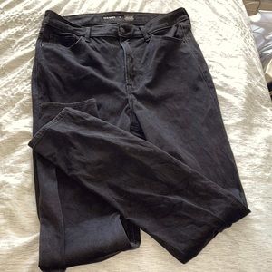 Old Navy Higher High Rise Rockstar Super Skinny BLACK jeans. Built in Sculpt.
